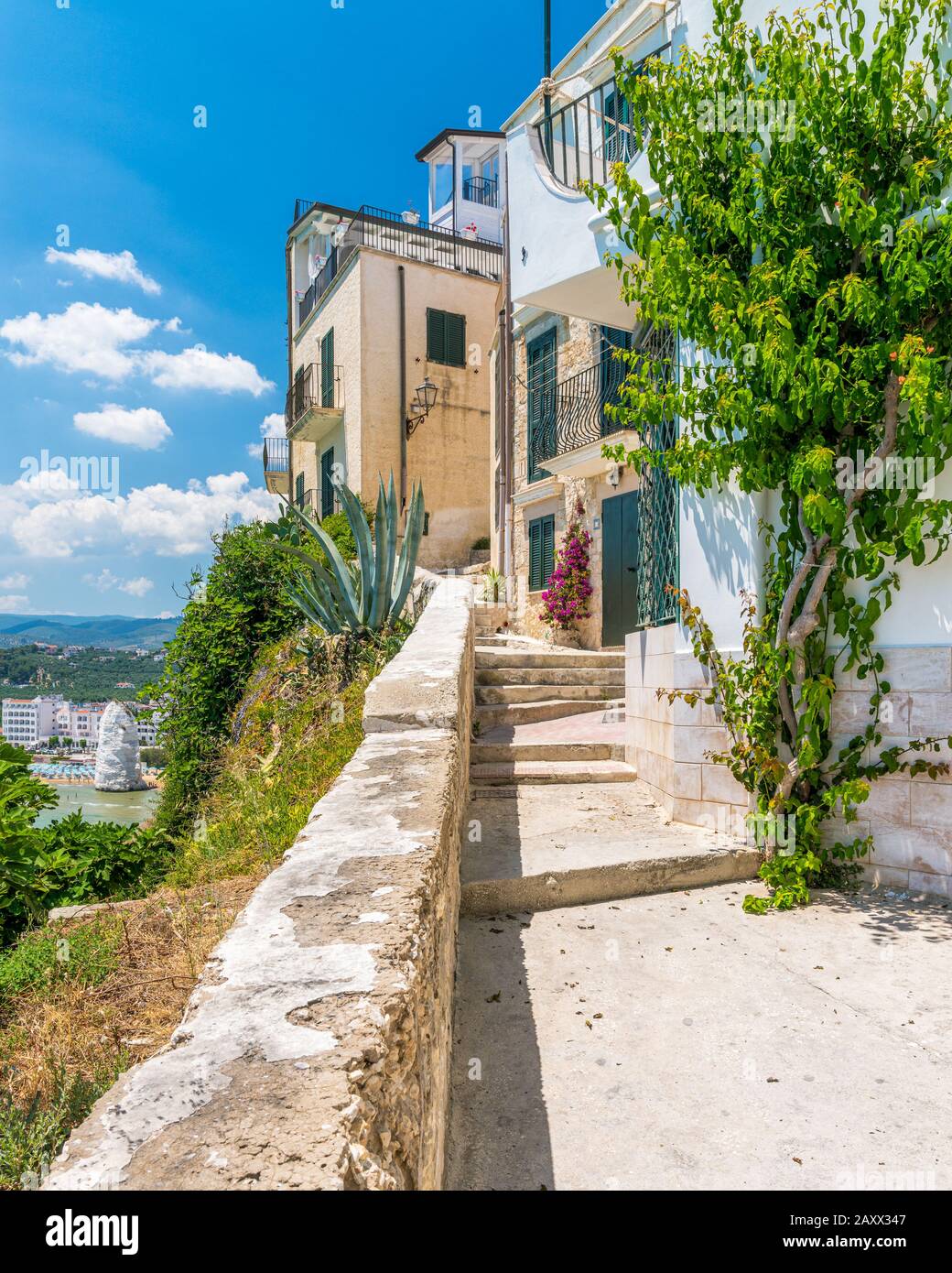 Vista panoramica estiva a Vieste con la famosa roccia di Pizzomunno, provincia di Foggia, Puglia (Puglia), Italia. Foto Stock