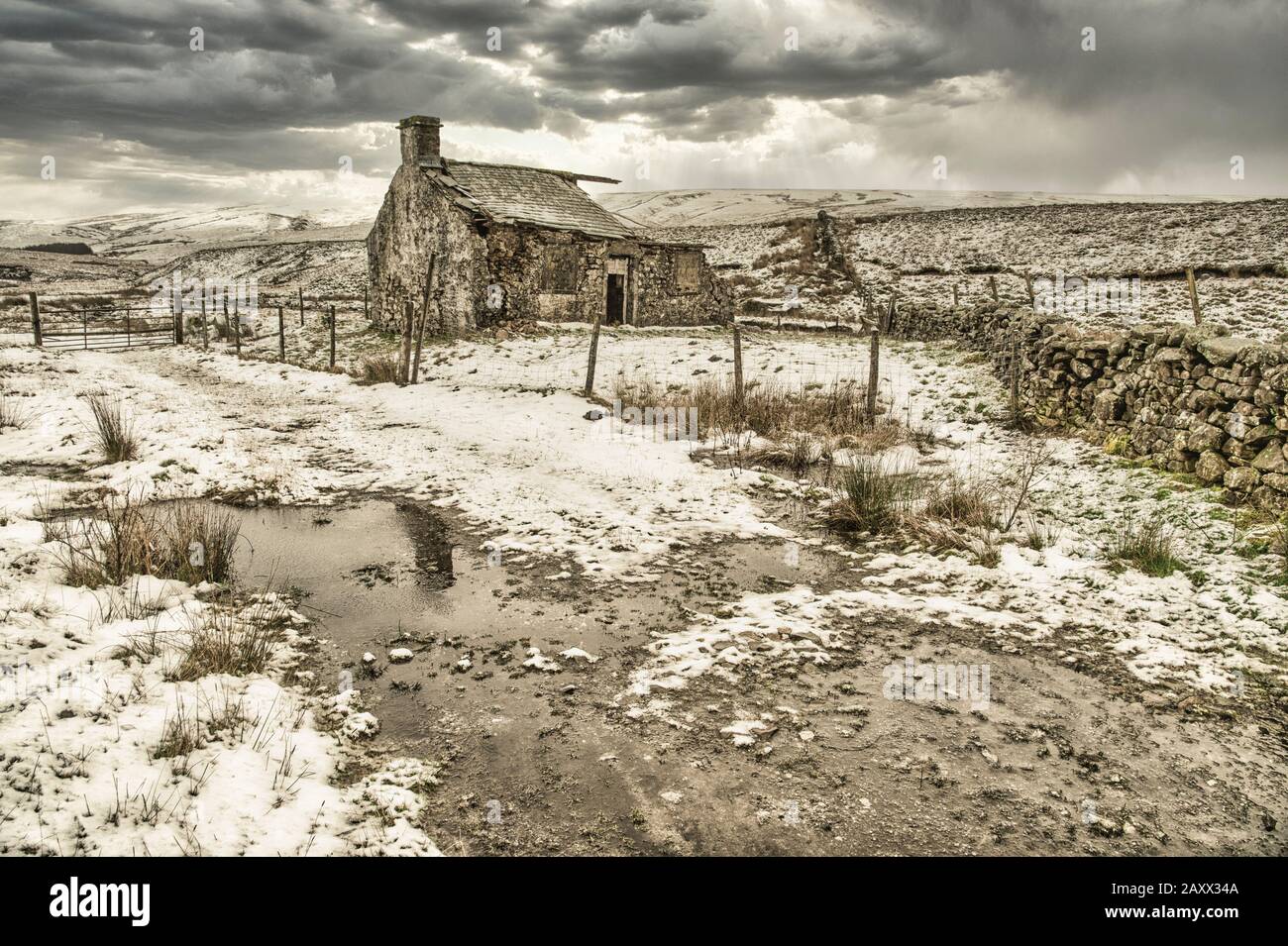 Aspro paesaggio invernale Yorkshire Dales al derelict Gearstones shooting capanna a Ribblehead sulla strada Ingleton Hawes Foto Stock