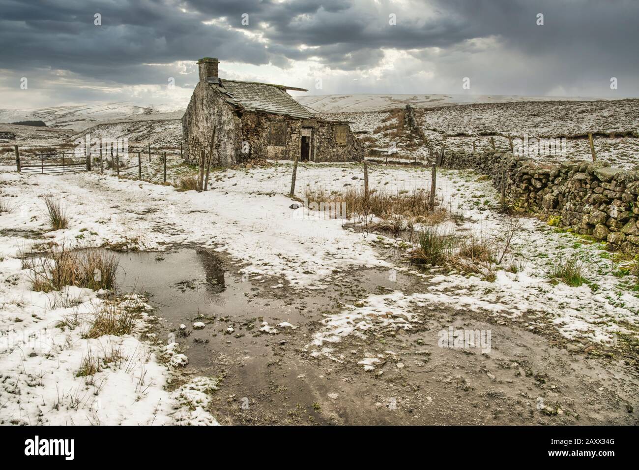 Aspro paesaggio invernale Yorkshire Dales al derelict Gearstones shooting capanna a Ribblehead sulla strada Ingleton Hawes Foto Stock