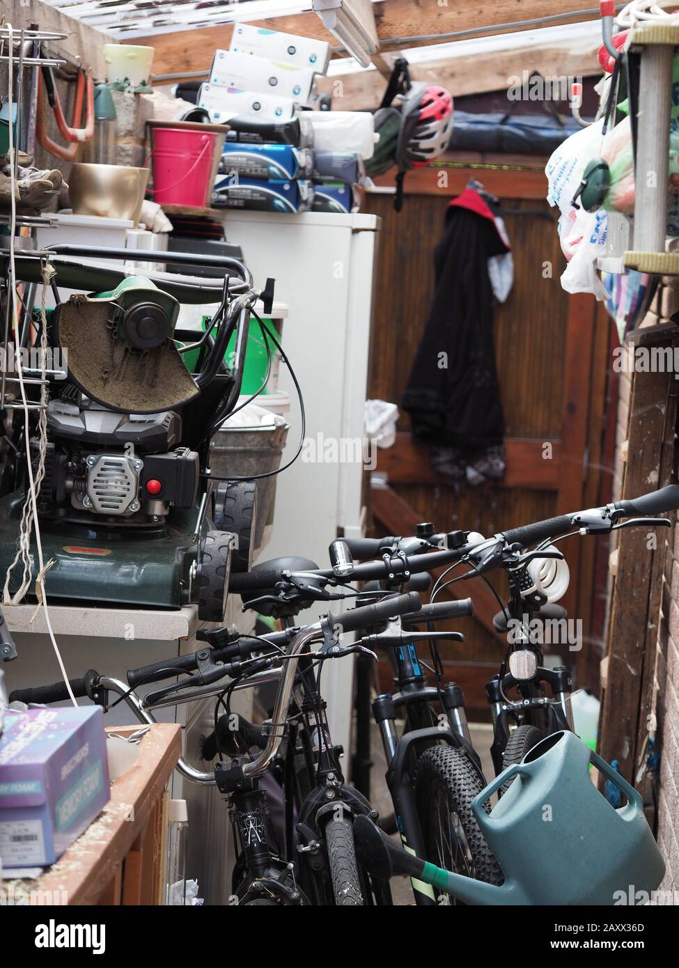 un capannone con una serie di cose all'interno, tra cui tre biciclette Foto Stock