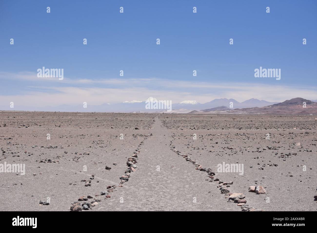 Cammino Inca che si dirige a nord dalla latitudine del Tropico del Capricorno attraverso il deserto di Atacama. Foto Stock