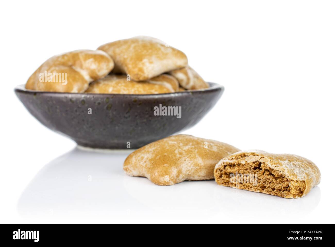 Lotto di tutta una metà di pan di zenzero dolce marrone in ciotola di ceramica scura isolata su fondo bianco Foto Stock