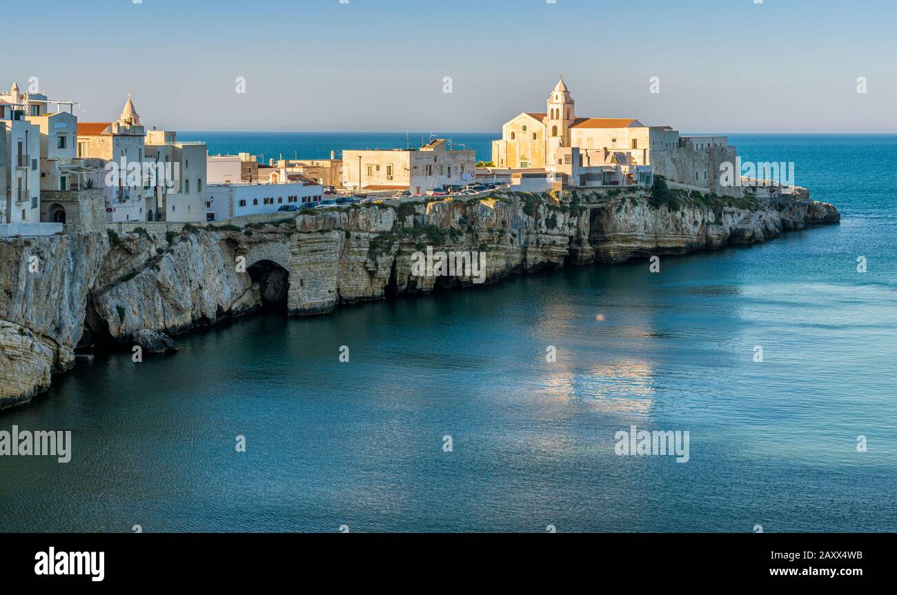 Il bellissimo lungomare di Vieste, Provincia di Foggia, Puglia, Italia. Foto Stock