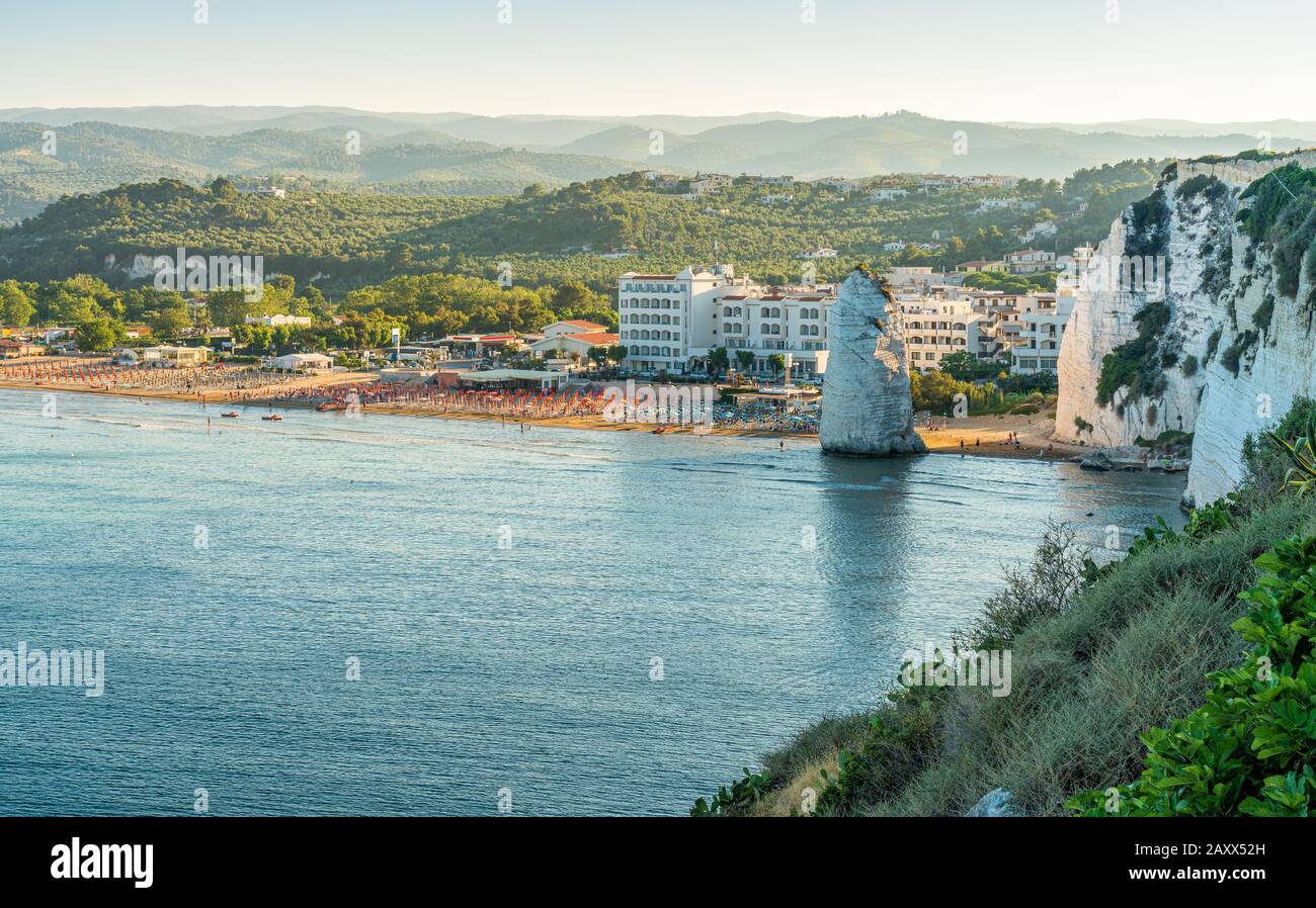 Vista panoramica estiva a Vieste con la famosa roccia di Pizzomunno, provincia di Foggia, Puglia (Puglia), Italia. Foto Stock