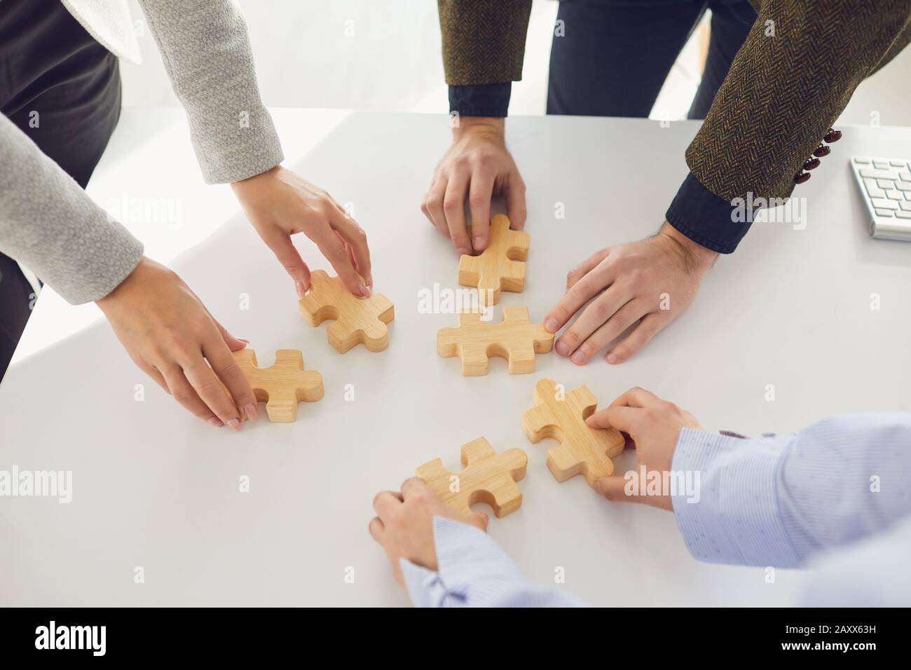 La gente di affari senza volto che mette insieme l'idea dei puzzle Foto Stock