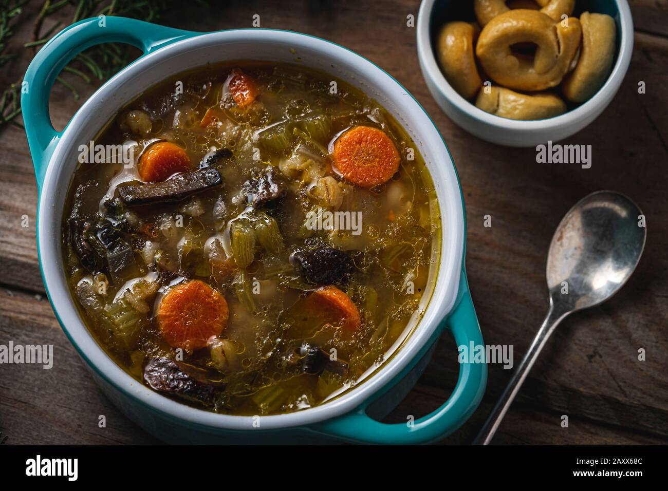 Zuppa vegana, d'orzo e funghi. Foto Stock