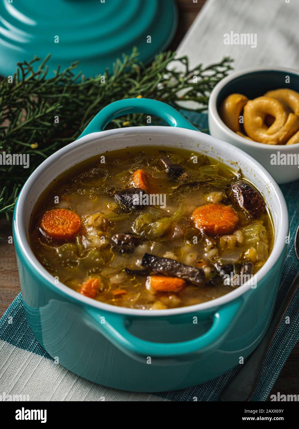Ricetta vegana, zuppa di orzo e funghi. Foto Stock