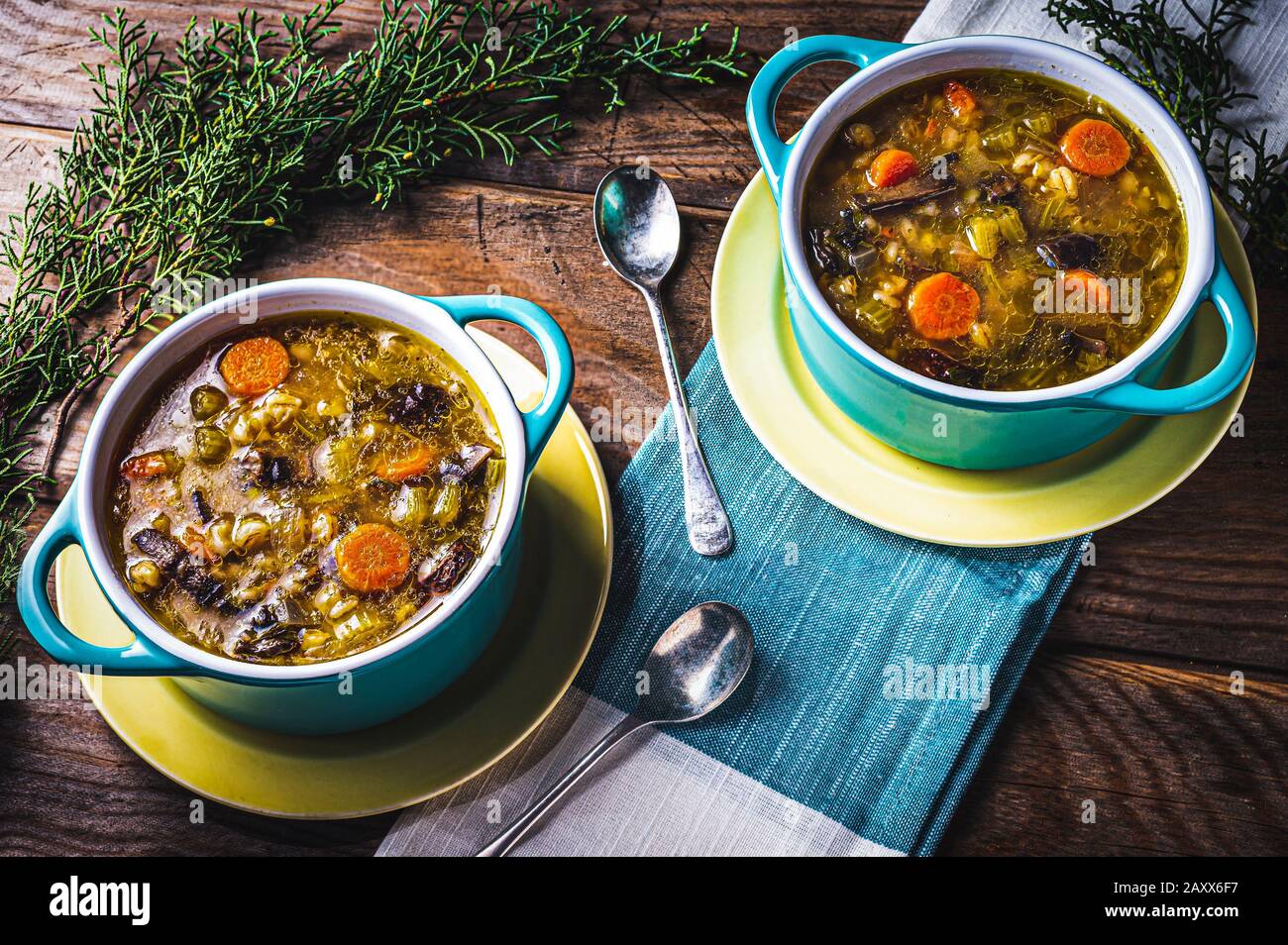 Ricetta vegana, zuppa di orzo e funghi. Foto Stock
