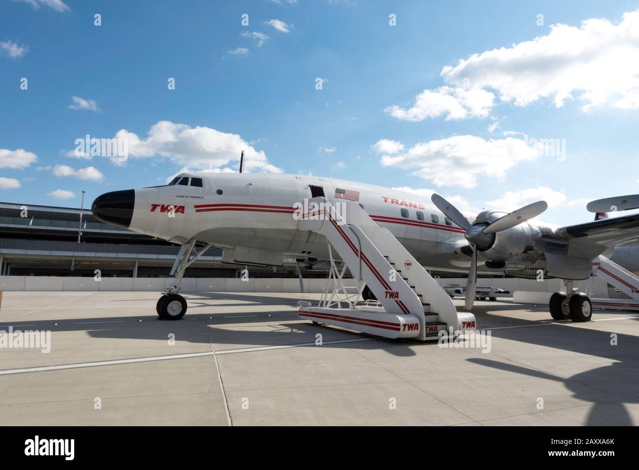 Il Connie cocktail Lounge all'interno di un vero aereo, il TWA Hotel all'Aeroporto John F. Kennedy di New York City, USA Foto Stock