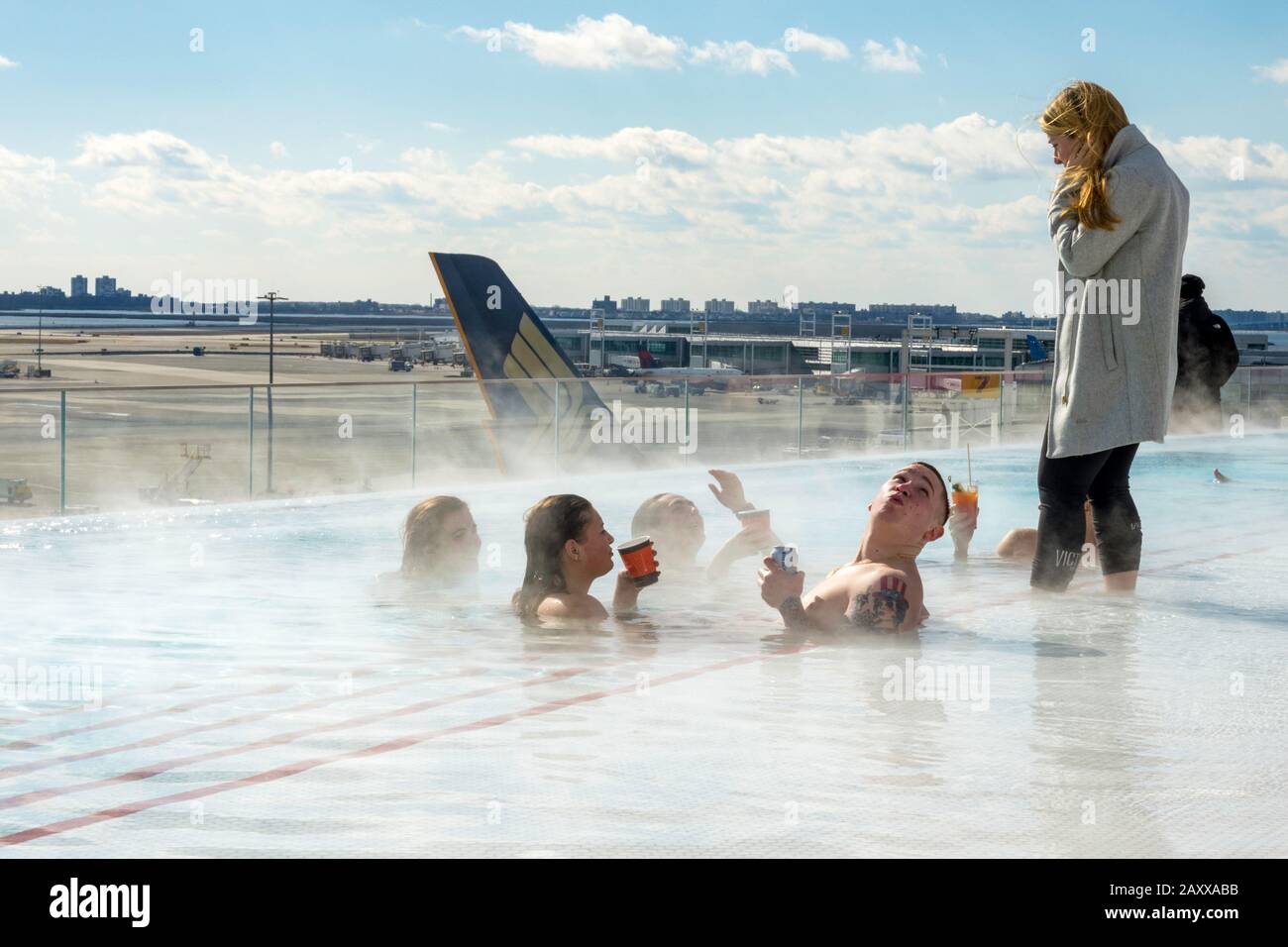 Come ospiti della struttura potrete usufruire della piscina a sfioro sul tetto del TWA Hotel all'aeroporto John F. Kennedy di New York, Stati Uniti Foto Stock