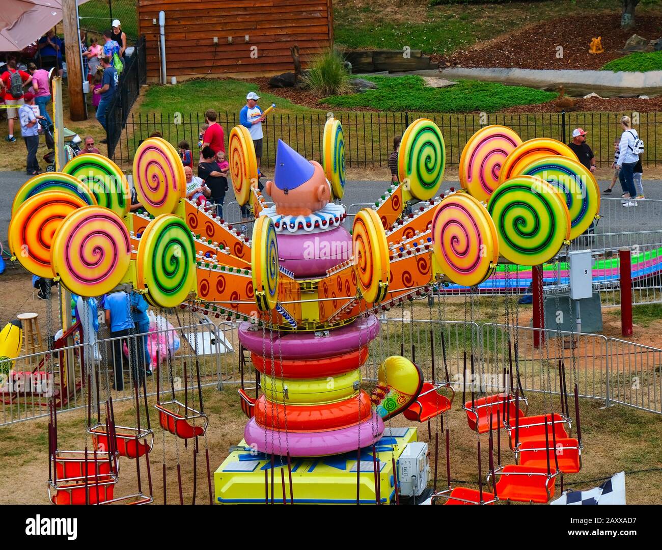 Giro In Clown Al Carnevale Locale Foto Stock