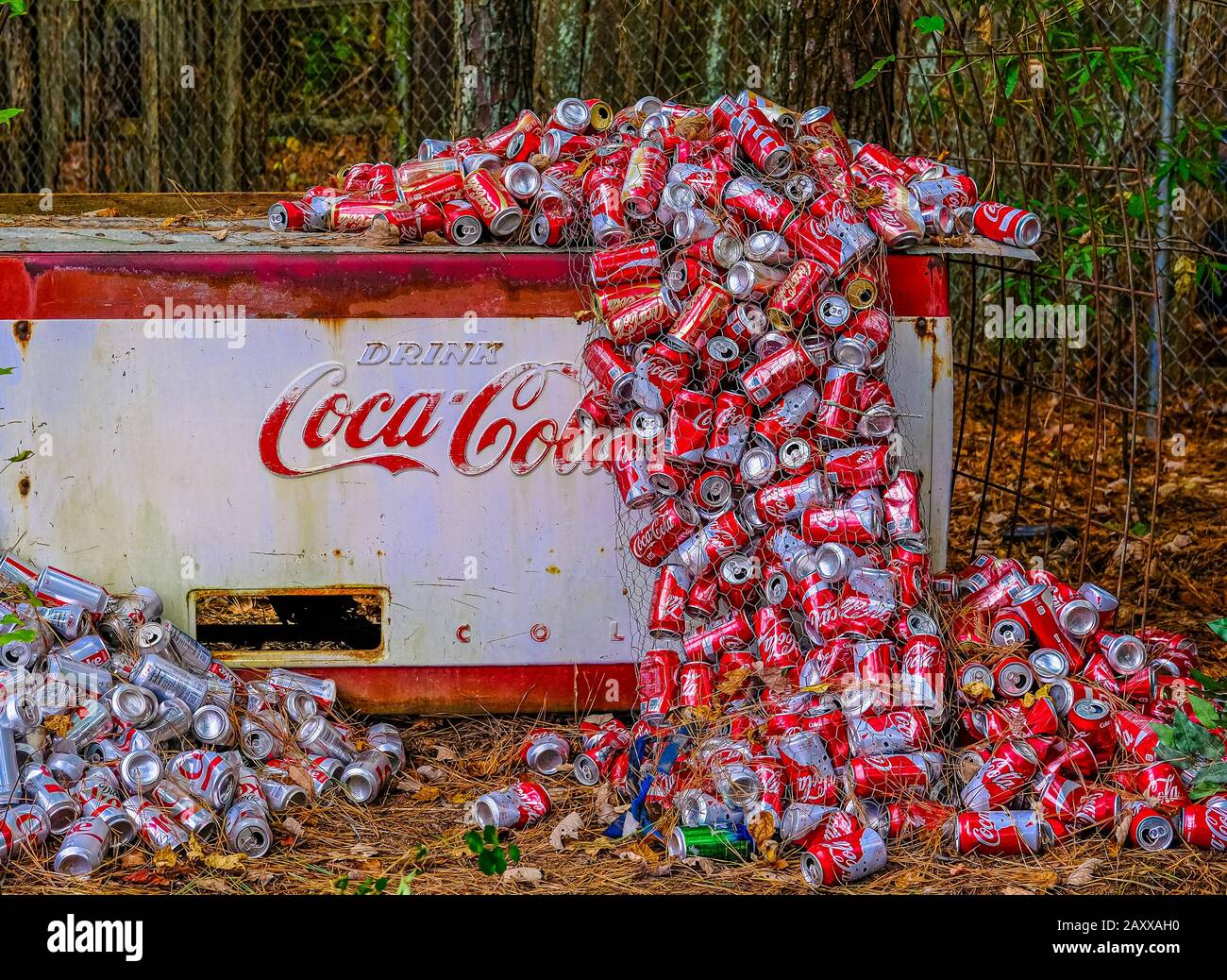 Cola Lattine Accatastate Intorno A Old Cooler Foto Stock