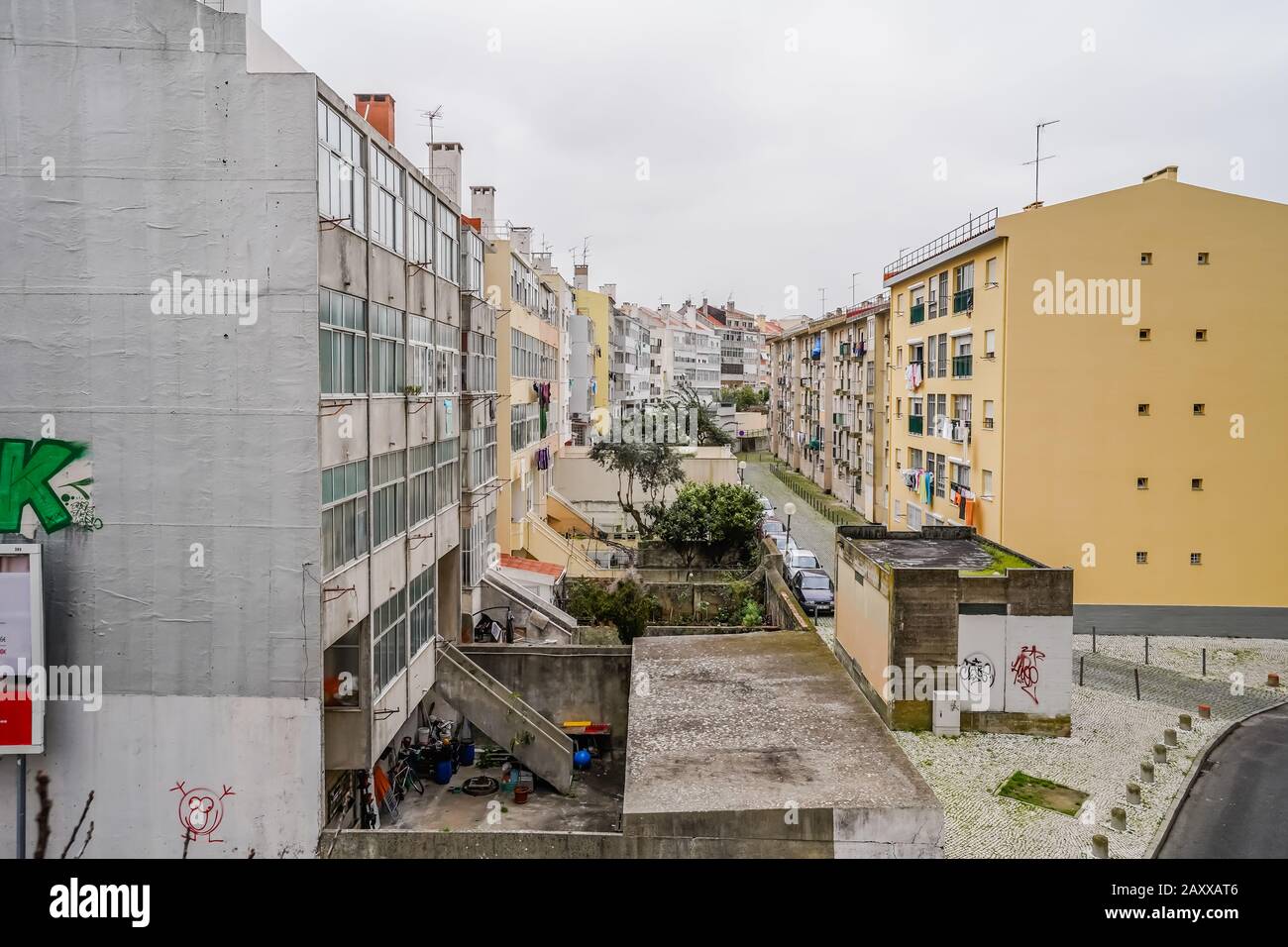 appartamenti in un quartiere povero lisbona portogallo Foto Stock