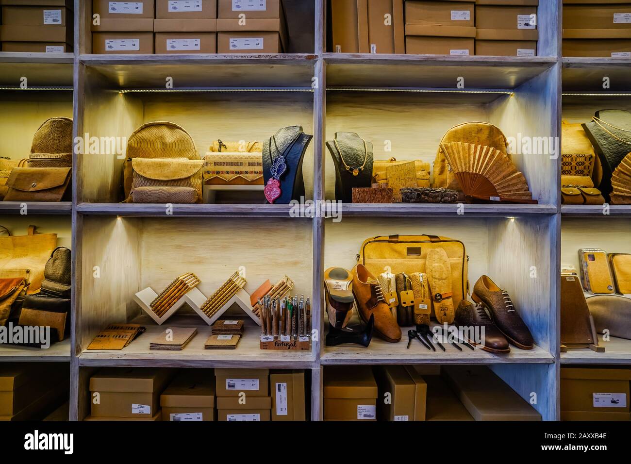 un negozio che vende articoli giorno per giorno come borse di scarpe fatte con sughero Foto Stock