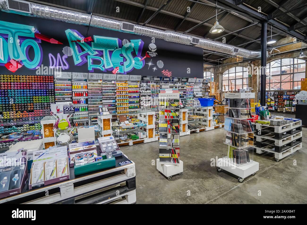 negozio di arte e artigianato all'interno della lxfactory di lisbona portogallo Foto Stock