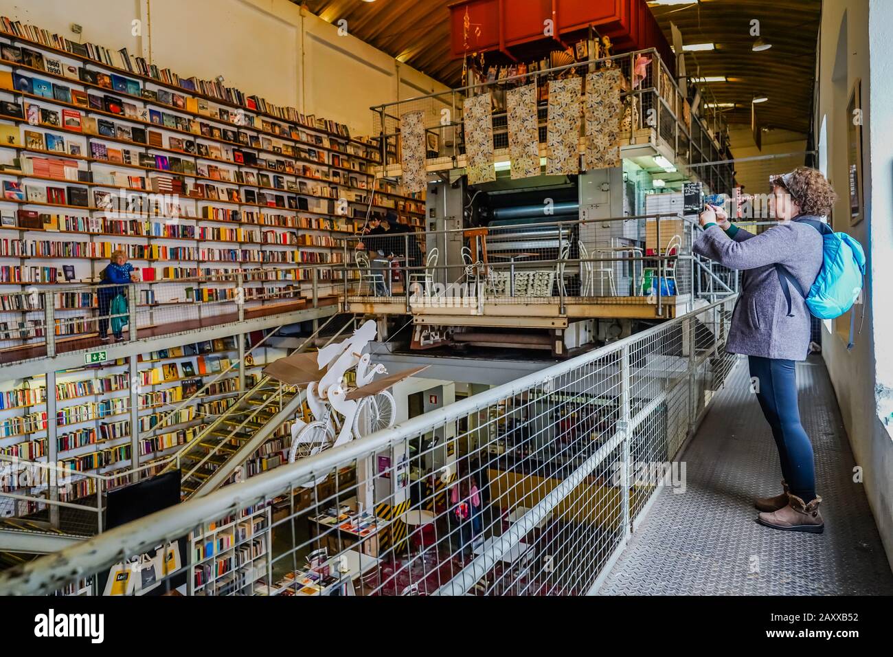 Ler Devagar è un ex laboratorio di stampa di giornali, ora convertito in una libreria in fabbrica LX a Lisbona Portogallo. Il suo motto significa leggere lentamente. Foto Stock