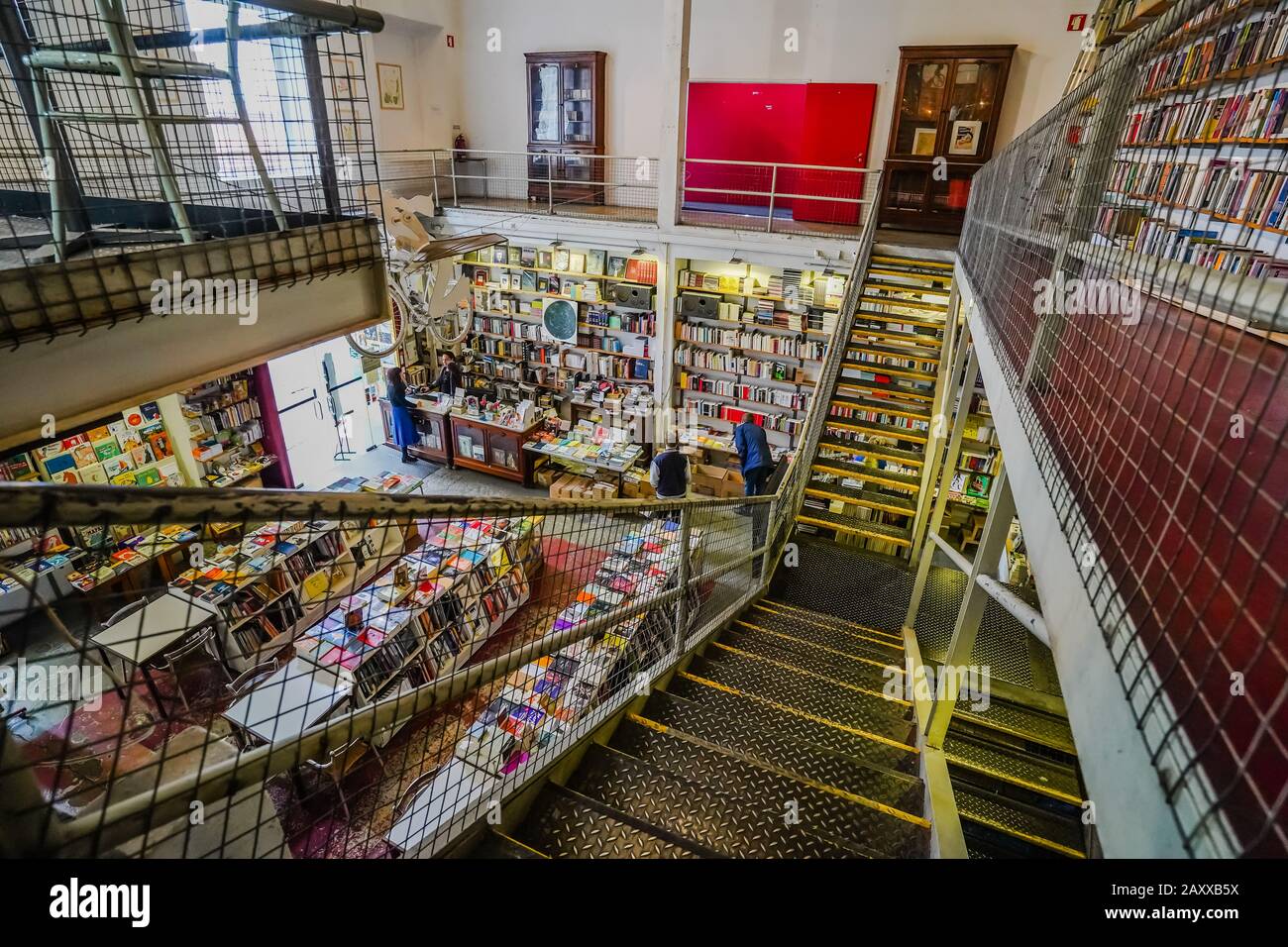 Ler Devagar è un ex laboratorio di stampa di giornali, ora convertito in una libreria in fabbrica LX a Lisbona Portogallo. Il suo motto significa leggere lentamente. Foto Stock