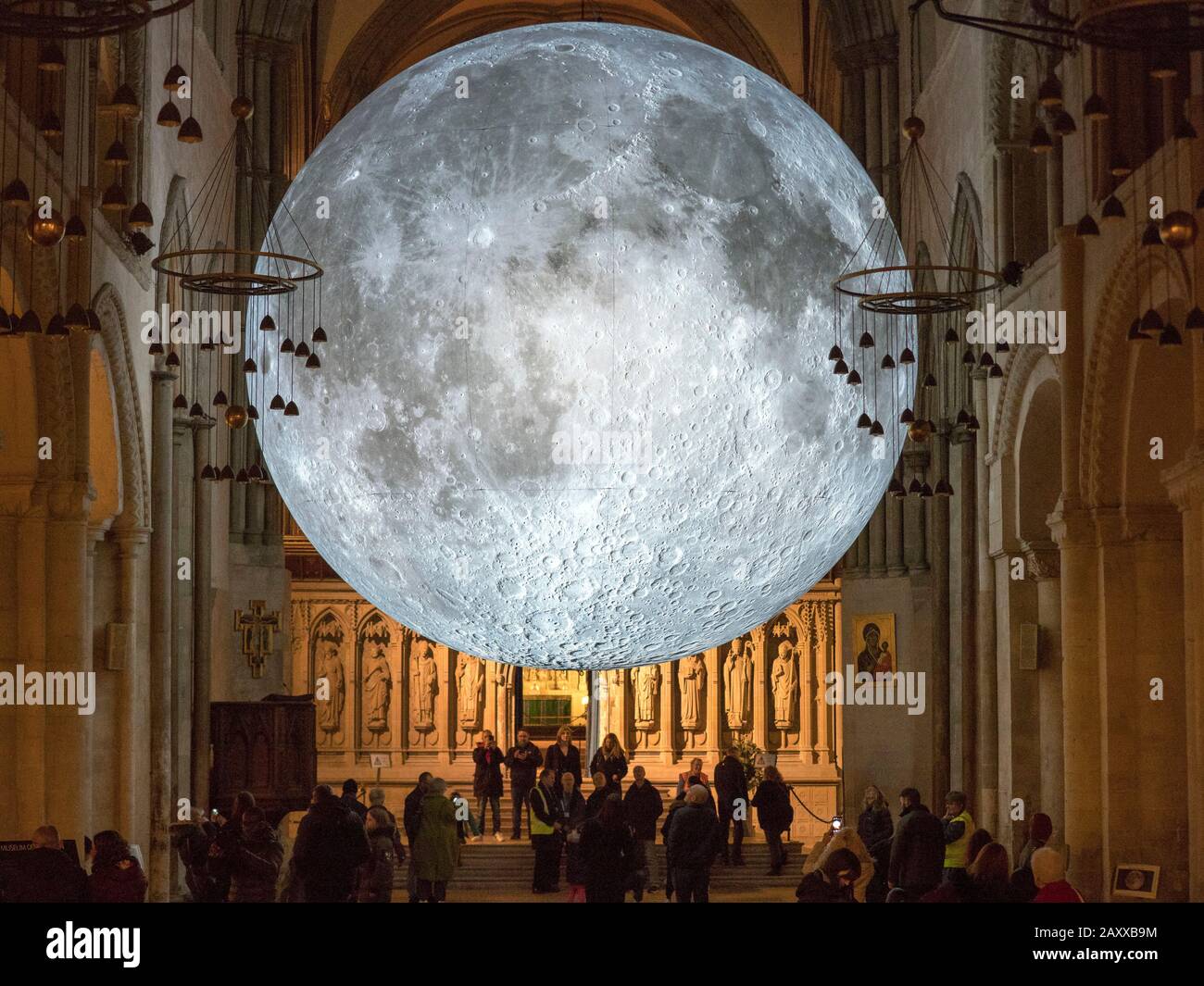 Rochester, Kent, Regno Unito. 13th Feb, 2020. Il Museo della Luna è una riproduzione sferica incredibilmente dettagliata di 7 metri di diametro della Luna di Luke Jerram - foto questa sera illuminata di notte all'interno della Cattedrale di Rochester, dove è installato fino al 4th marzo. La cattedrale di Rochester in precedenza ha causato qualche controversia installando un campo da golf pazzo all'interno della cattedrale l'estate scorsa. Rochester Cathedral è la seconda cattedrale più antica d'Inghilterra, fondata nel 604 d.C. Credito: James Bell/Alamy Live News Foto Stock