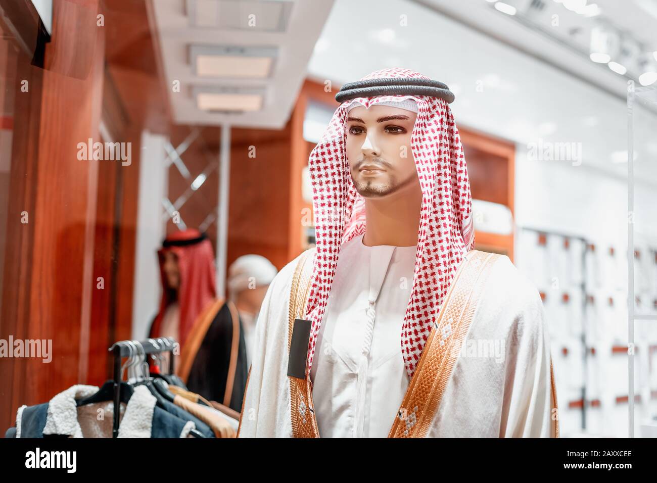 Kufiya - tradizionale abito da uomo arabo su un manichino in un negozio di abbigliamento e moda orientale a Dubai Foto Stock