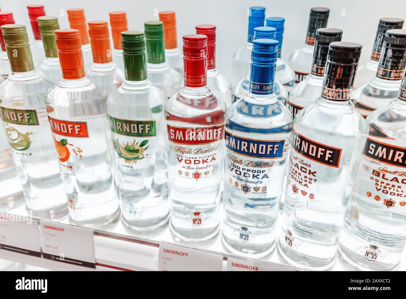 1 dicembre 2019, Dubai, Emirati Arabi Uniti: Famoso spirito di vodka con marchio Smirnoff in vendita in negozio Foto Stock