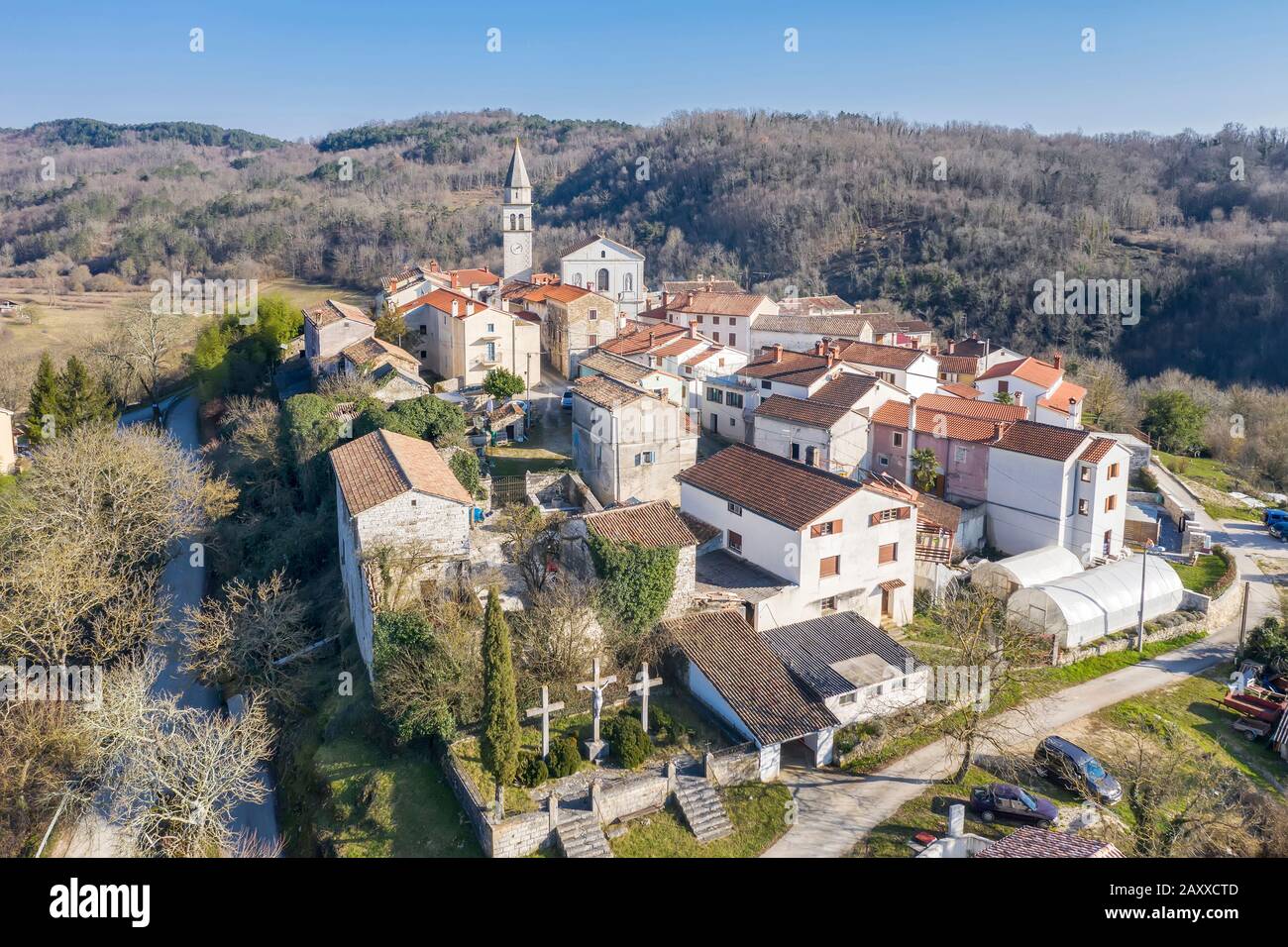 Un colpo aereo di Beram, piccolo e pittoresco villaggio in Istria, Croazia Foto Stock