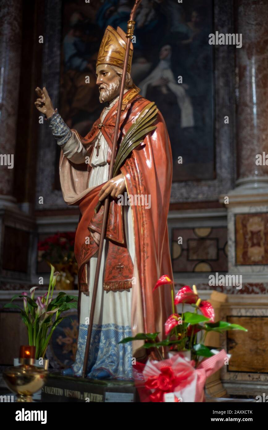 Immagine di San Valentino. Statua del santo nella basilica della città  italiana di Terni Foto stock - Alamy