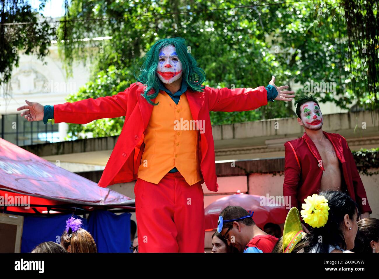 Carnaval, America Latina, Brasile - 8 febbraio 2020: Un rivelatore si pone in costume durante una festa di carnevale di strada che si tiene nella zona sud di Rio de Janeiro. Foto Stock