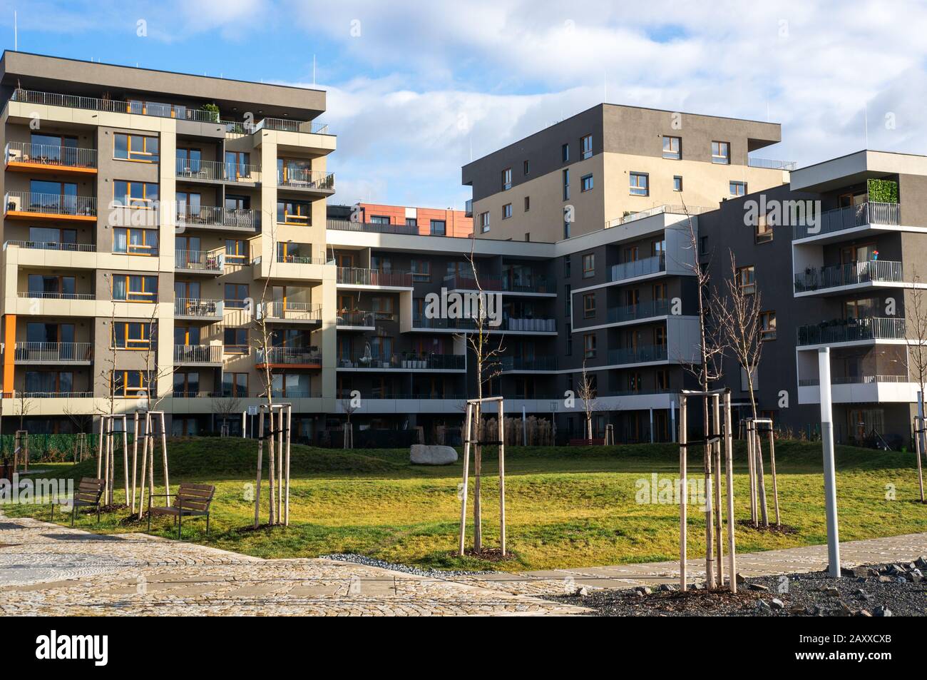 CUKROVAR MODRANY, PRAGA 12, REPUBBLICA CECA - 3 FEBBRAIO 2020: Complesso di appartamenti di nuova costruzione per famiglie con area parco Foto Stock