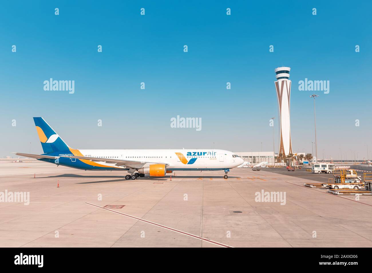 1 dicembre 2019, Dubai, Emirati Arabi Uniti: Charter aereo russo Azur e torre di controllo Foto Stock