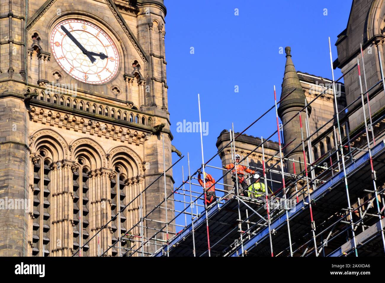 L'impalcatura è stata eretta da ponteggi sul fronte del municipio vittoriano di Manchester, nel regno unito, nell'ambito di un rinnovo pluriennale Foto Stock