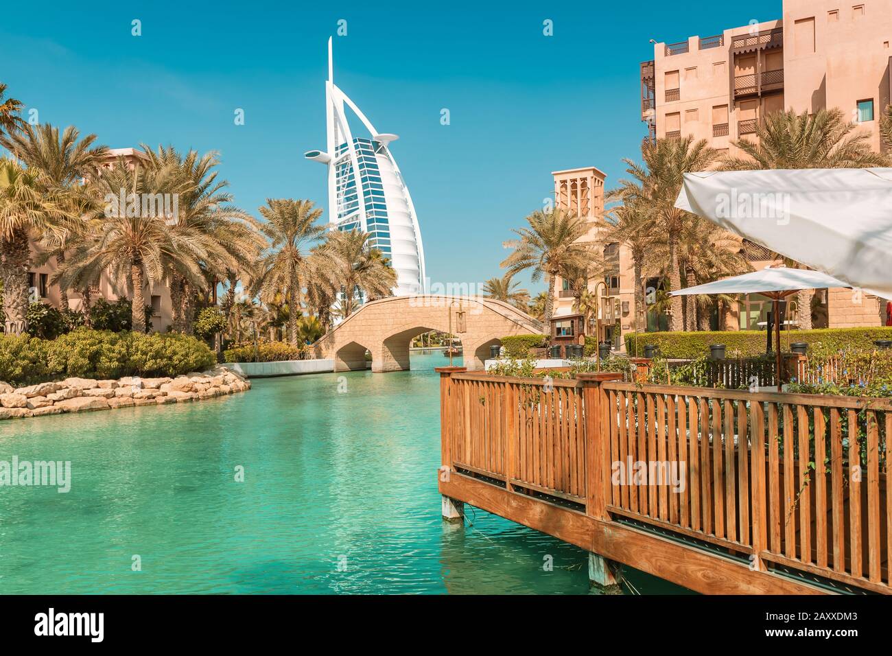 27 novembre 2019, Dubai, Emirati Arabi Uniti: Vista dell'elegante hotel a sette stelle Burj al Arab a forma di vela e canale artificiale con a b. Foto Stock