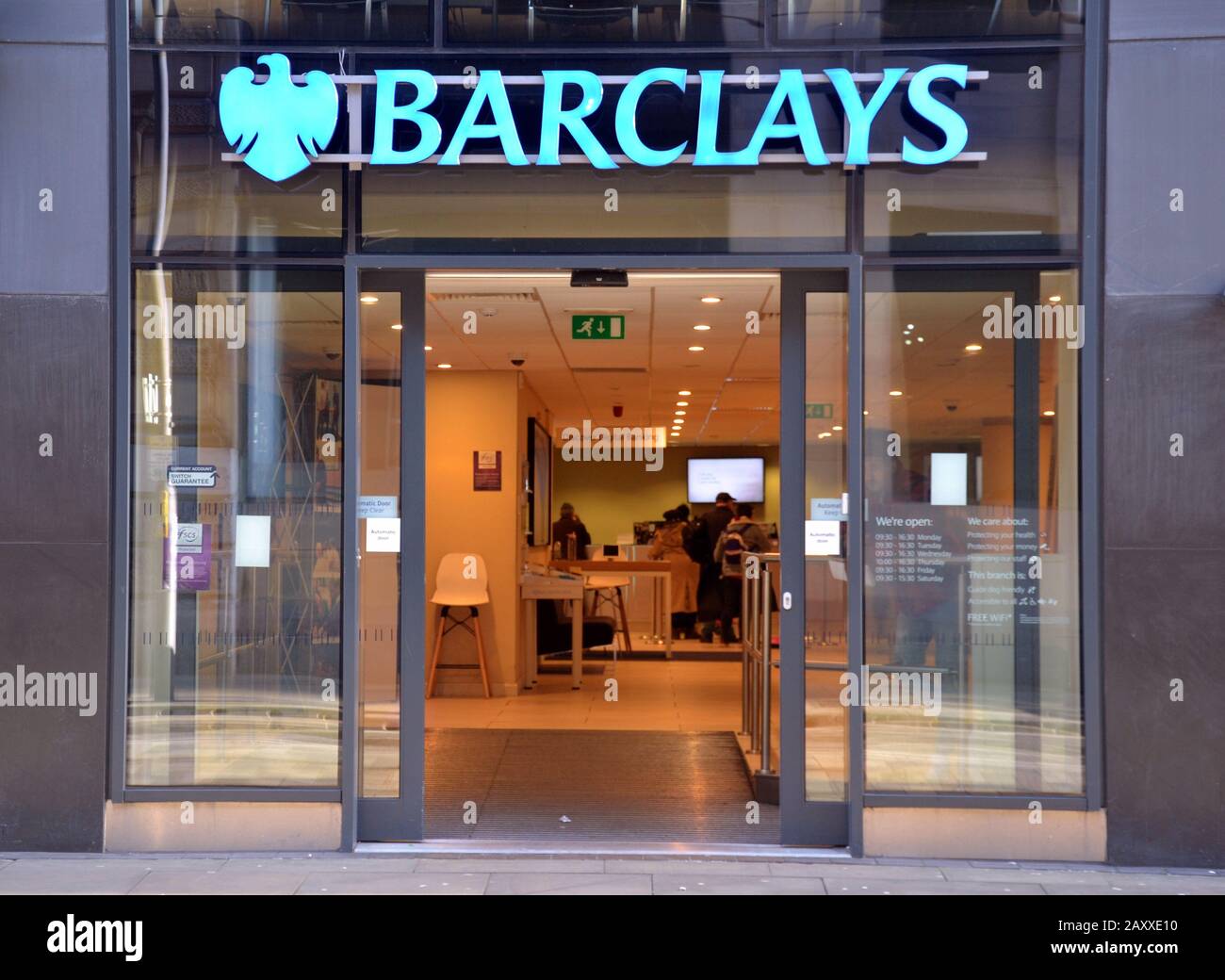L'ingresso di una filiale della Barclay's Bank in Mosley Street, nel centro di Manchester, Regno Unito Foto Stock