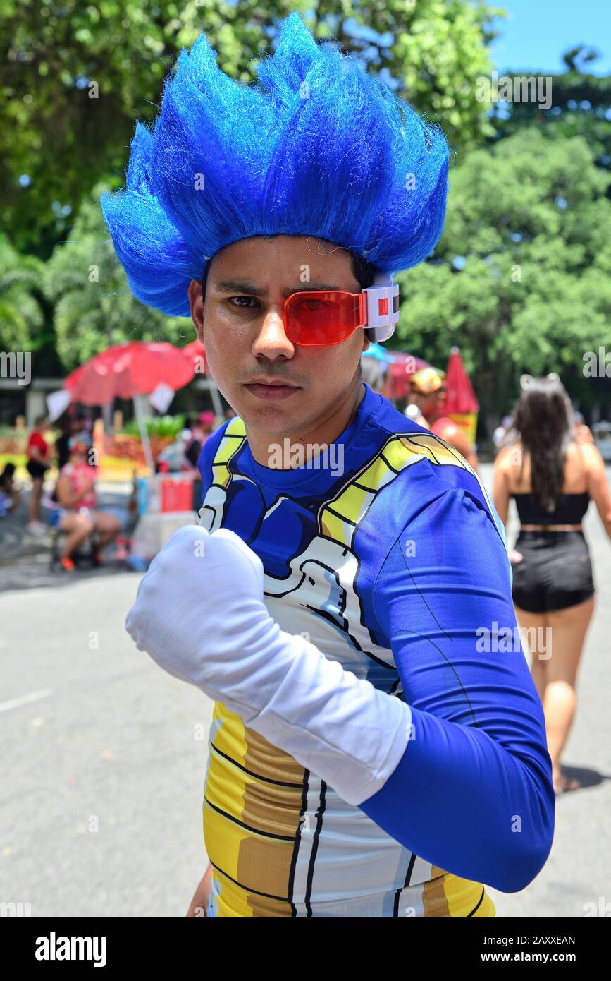 Brasile – 8 febbraio 2020: L'uomo in costume si esibisce durante il Carnevale di Rio de Janeiro, uno dei carnevali più rinomati al mondo. Foto Stock