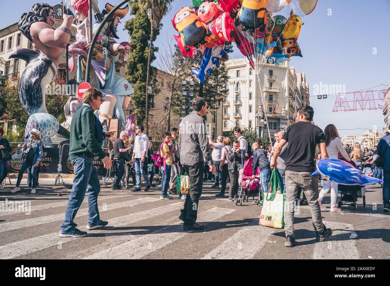 Valencia, Spagna, 18 marzo 2018: Grande folla nel centro di Valencia a guardare lo spettacolo pirotecnico. Festa di Fallas. Foto Stock