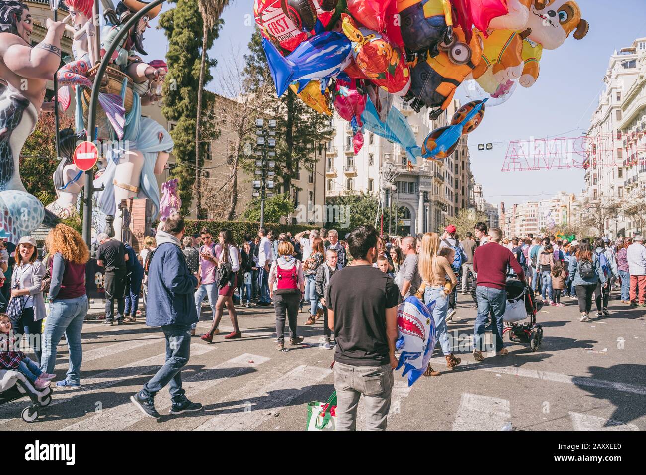 Valencia, Spagna, 18 marzo 2018: Grande folla nel centro di Valencia a guardare lo spettacolo pirotecnico. Festa di Fallas. Foto Stock