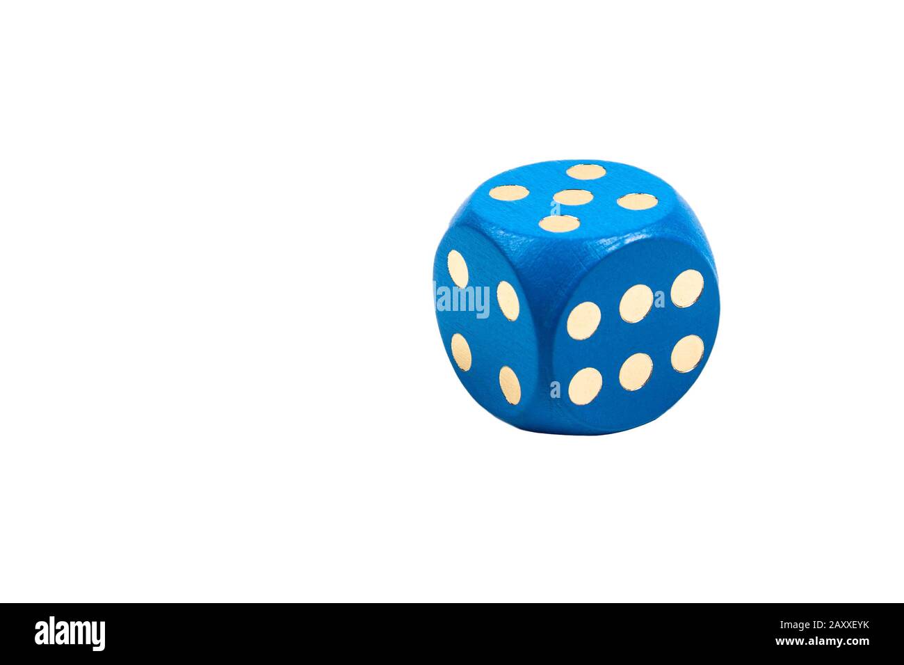 Un singolo semplice grande blu colorato che gioca dadi mostrando cinque, solo oggetto cubo, isolato su sfondo bianco, giochi da tavolo, bambini istruzione simbolo Foto Stock