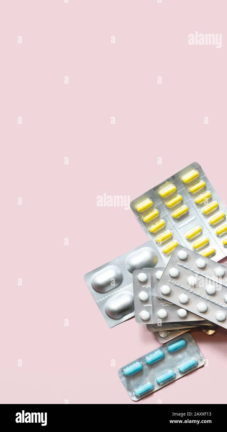 Mucchio di pillole mediche in bianco, blu e altri colori. Pillole in pacchetto di plastica. Foto Stock