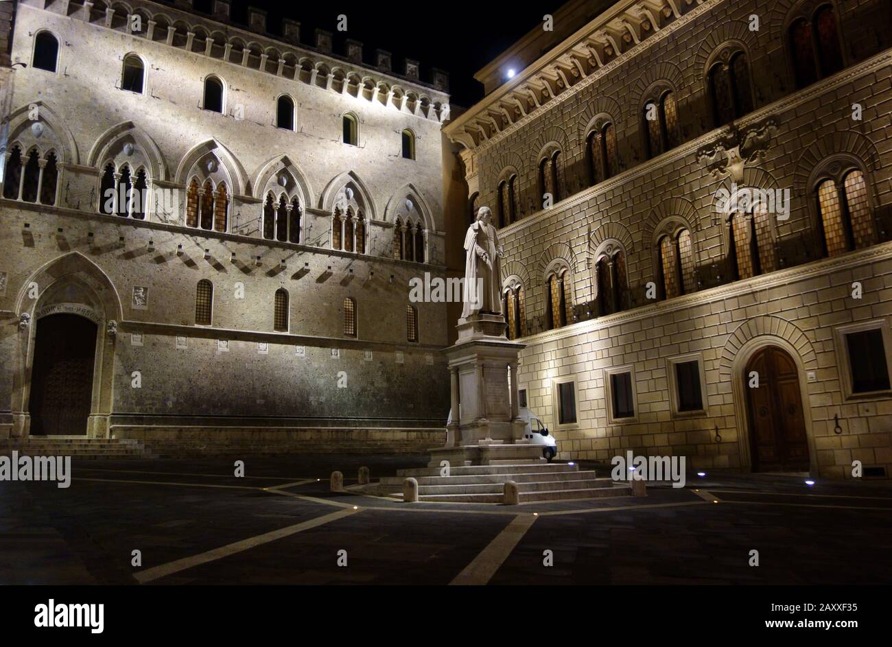 Siena di notte. Sede della Banca Monte dei Paschi di Siena. Piazza Salimbeni. Foto Stock