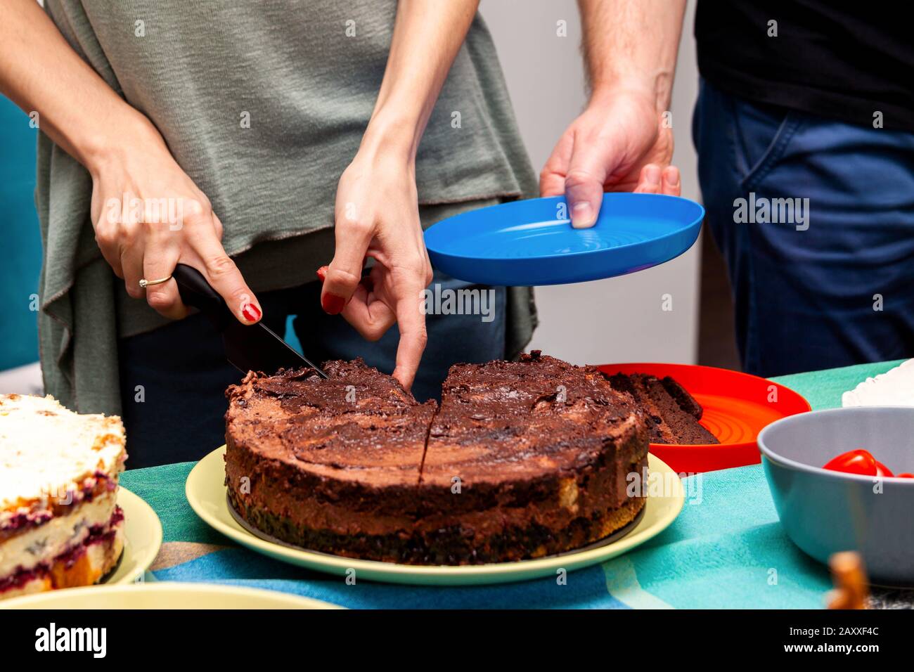 Taglia torta immagini e fotografie stock ad alta risoluzione - Alamy