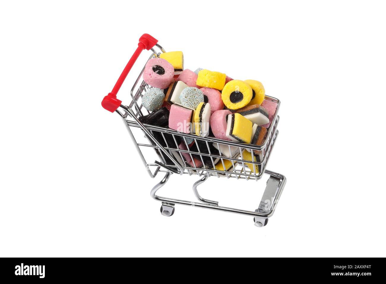 Carrello pieno di dolci assortiti di liquirizia inglese isolato su sfondo  bianco Foto stock - Alamy