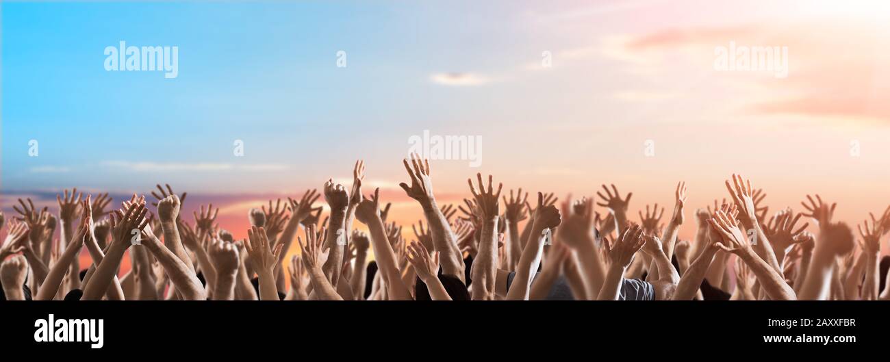 La folla di persone che allevano le mani a eventi celebrativi Foto Stock