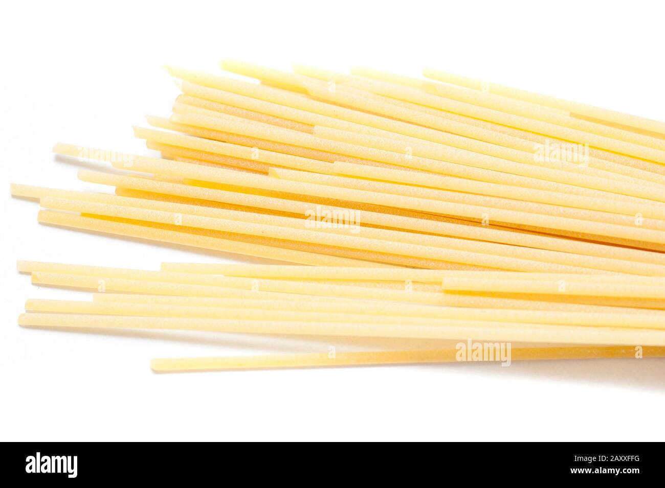 Spaghetti italiani crudi a base di grano duro sano e utilizzati come ingredienti della cucina mediterranea Foto Stock