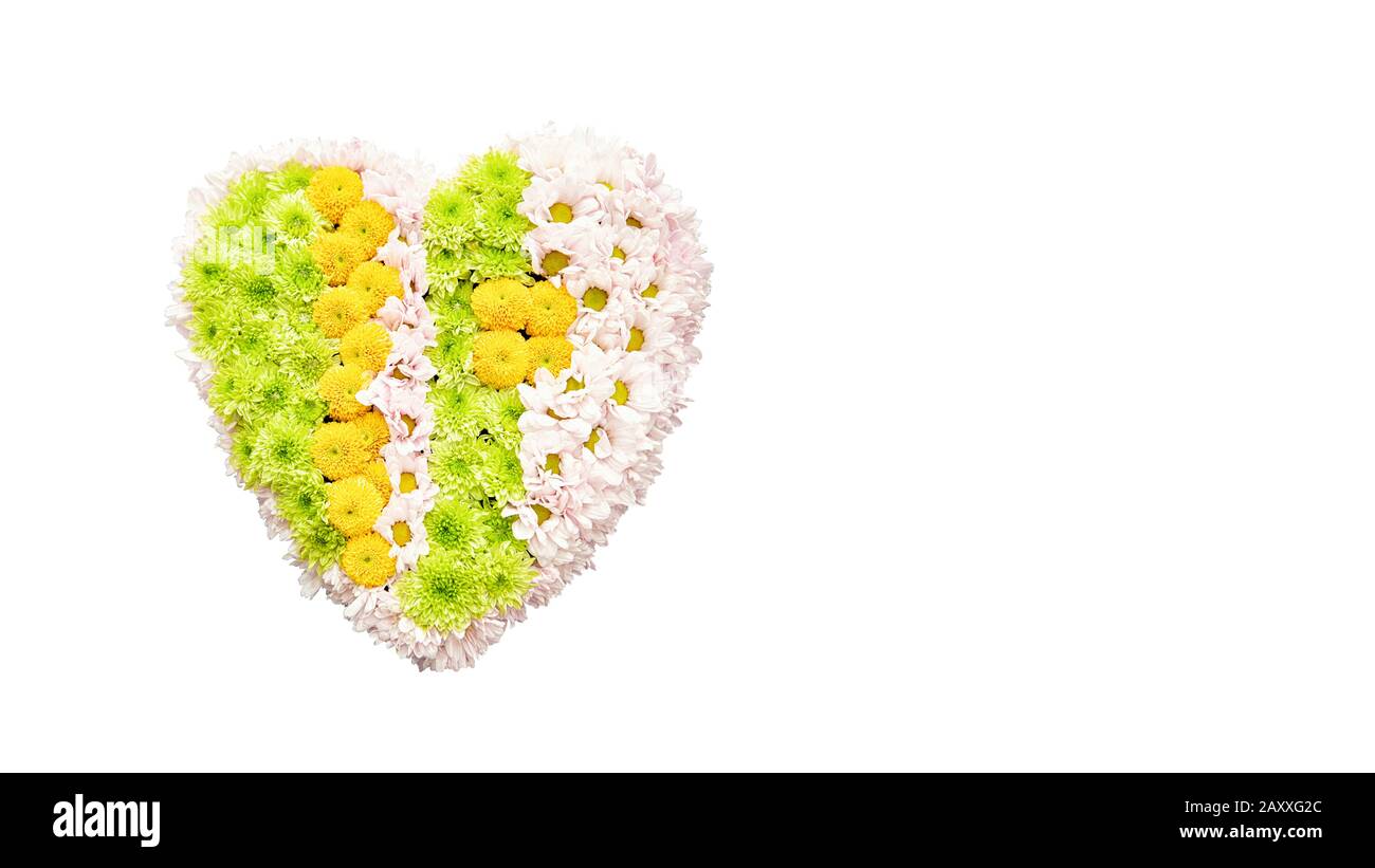 Crisantemi bouquet di fiori bianchi gialli e verdi composizione a forma di cuore come regalo per il giorno della mamma, il giorno di San Valentino o il compleanno. Isol Foto Stock