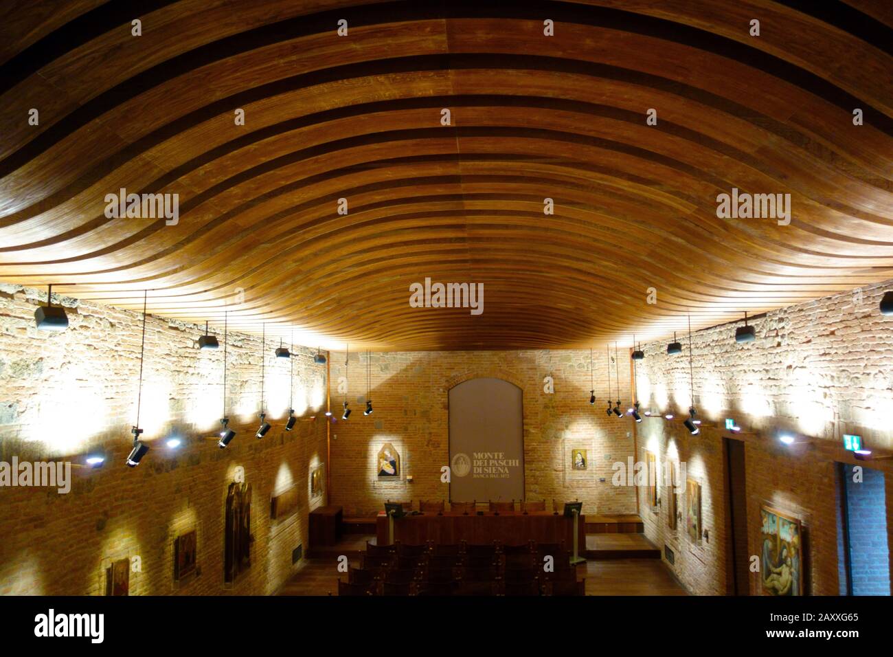 Struttura architettonica in legno di forma marrone andulata. Sala consiliare della Banca Monte dei Paschi di Siena. Architetto di lavoro Spadolini. Foto Stock