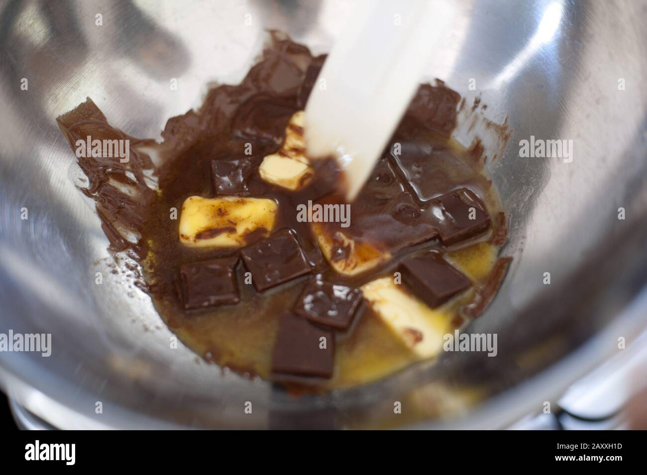 Fondere il cioccolato a bagnomaria Foto stock - Alamy