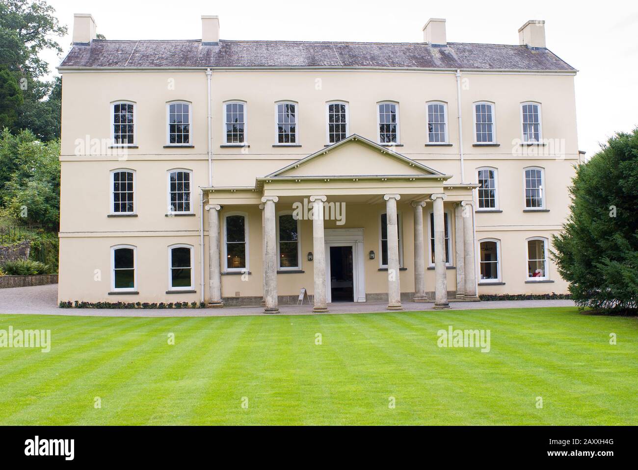 Aberglasney House e prato verde erba risalente al 16th secolo nel Galles del Sud Regno Unito Foto Stock