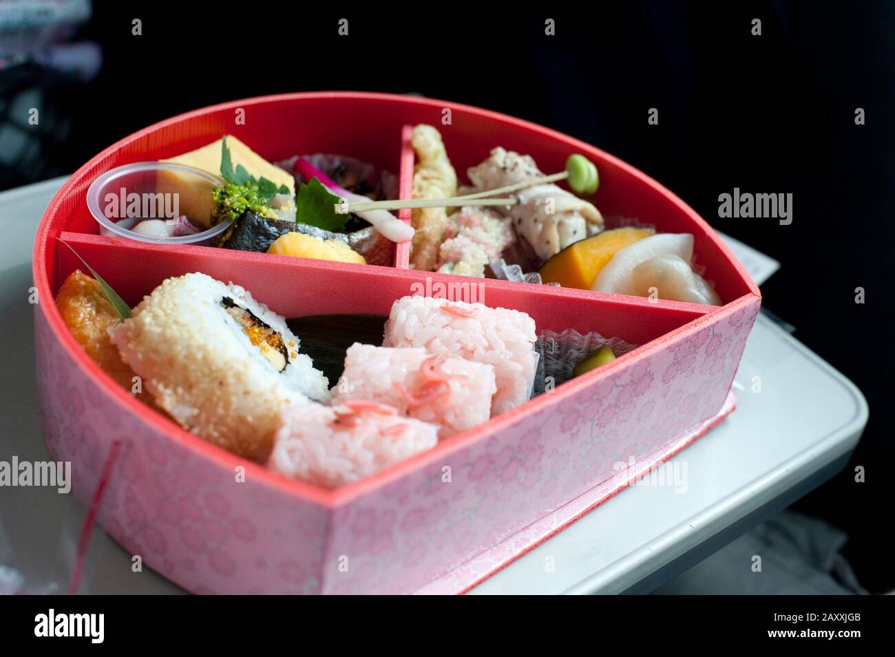 Servizio di cibo all'interno di una scatola bento, un contenitore laccato  con divisioni interne per ospitare un pasto giapponese tradizionale  completo Foto stock - Alamy