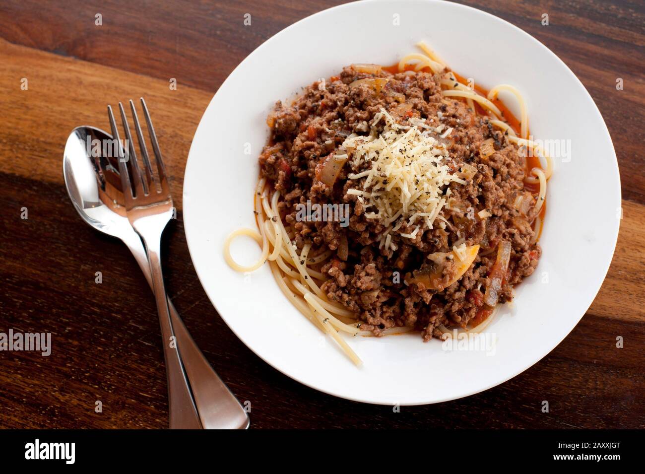 Vista dall'alto di un piatto di spaghetti alla bolognese, o alla bolognaise, fatti con mince di manzo e conditi con formaggio grattugiato Foto Stock