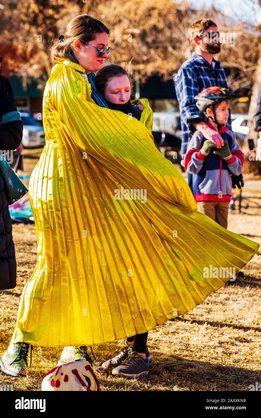 Spettatori avvolti in tessuto dorato; spettacolo Asiatico di Capodanno a Salida; Colorado; dal Colorado Asian Cultural Heritage Center di Denver; colore Foto Stock