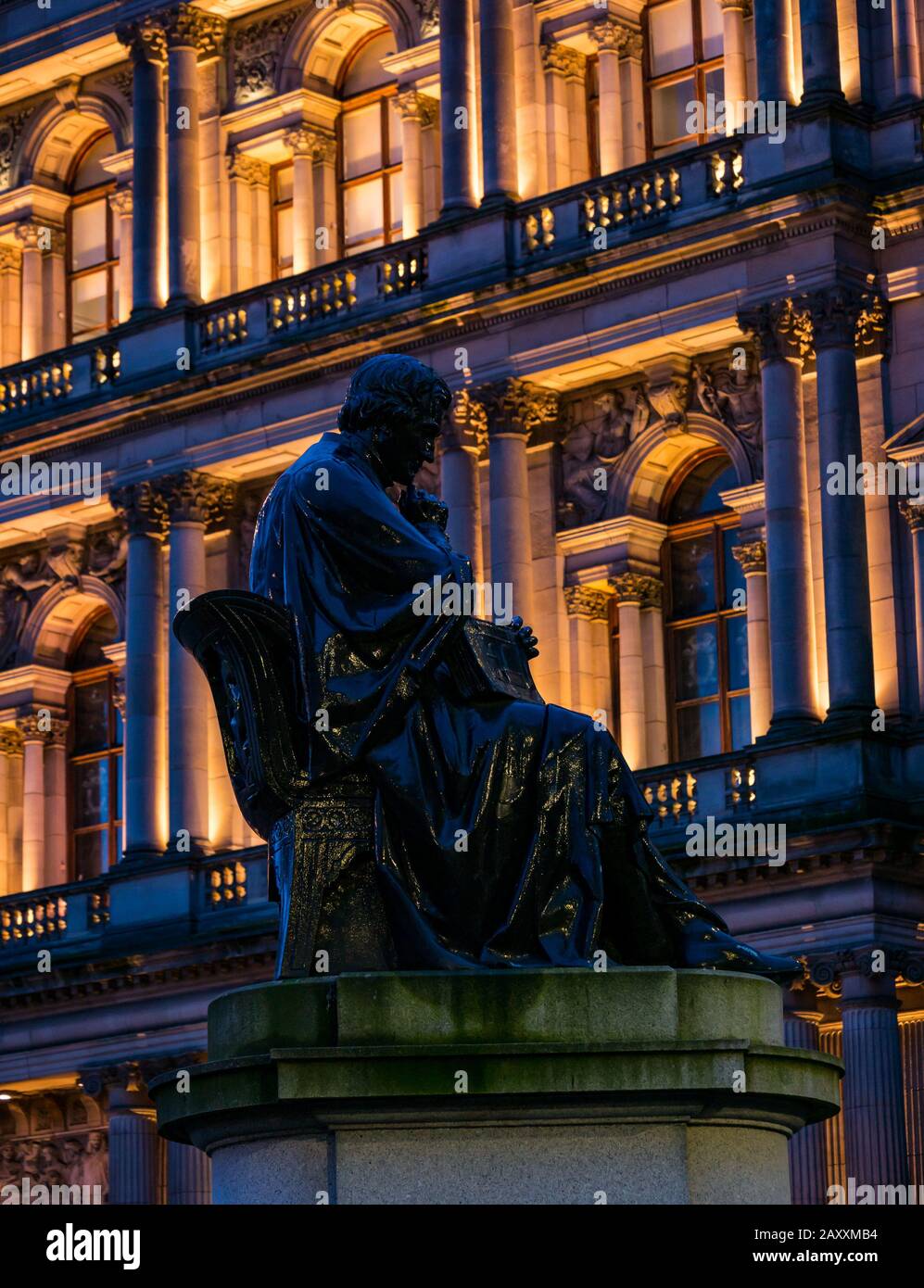 Statua di Thomas Graham con Glasgow Council City Chambers edificio illuminato di notte, George Square, Glasgow, Scozia, Regno Unito Foto Stock